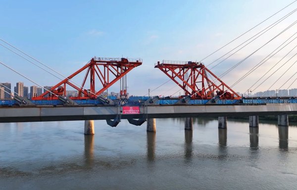 正中优配 成达万高铁遂宁涪江特大桥合龙